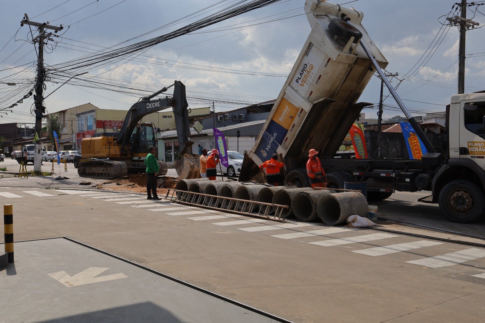 Prefeitura de Manaus realiza manutenção de drenagem profunda na avenida Professor Nilton Lins
