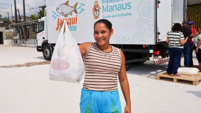 Prefeitura entrega peixes para mais de 3 mil famílias durante ação do ‘Jaraqui da Gente’ em bairros de Manaus