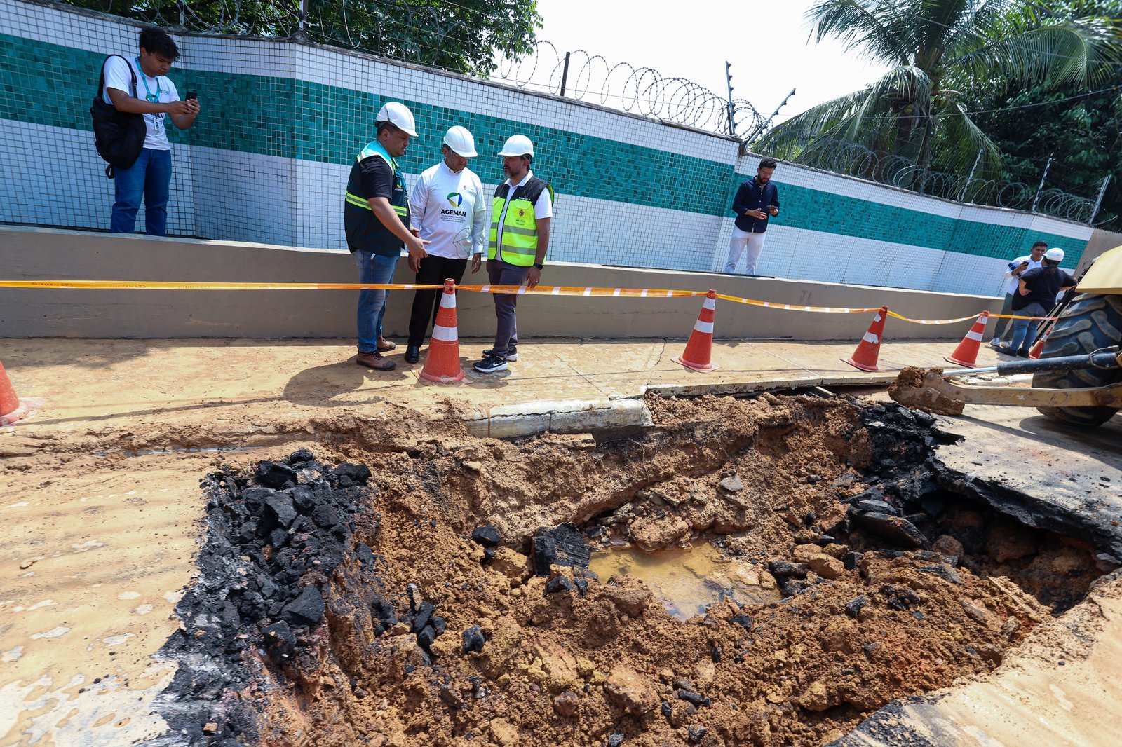 Prefeitura e Ageman monitoram ação emergencial em tubulações e apuram causa de rompimento na zona Oeste