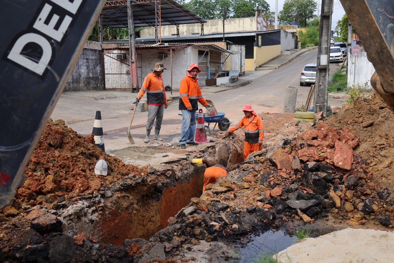 Prefeitura de Manaus atende moradores na rua Pico das Águas e recupera drenagem no São Geraldo
