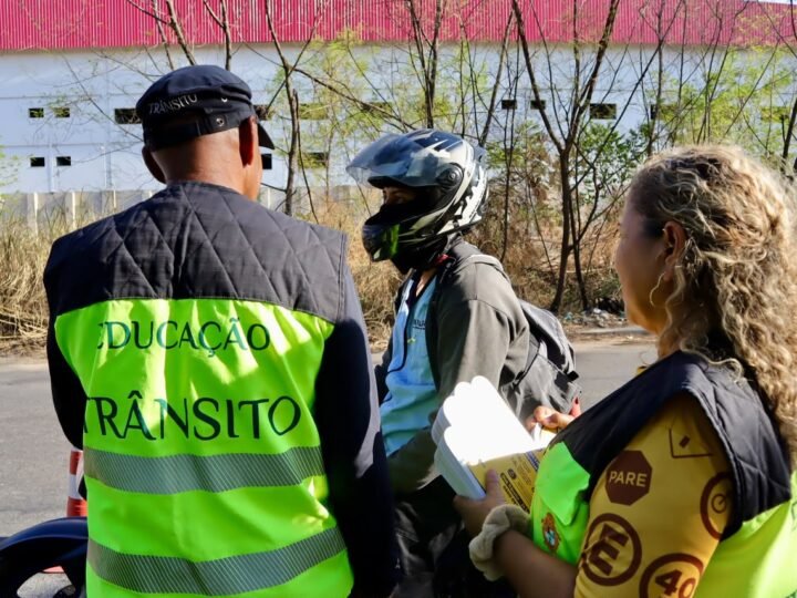 Motociclistas recebem orientação em blitz educativa no Distrito Industrial durante a ‘Semana Nacional de Trânsito’