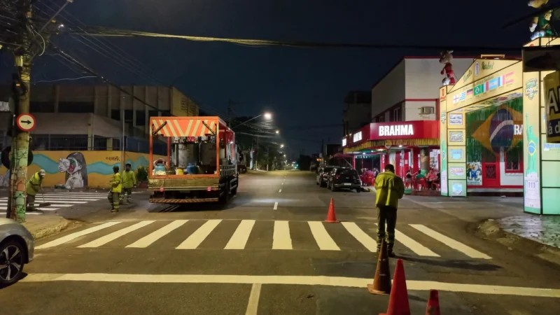 Prefeitura de Manaus revitaliza faixas de pedestres e linhas de retenção para reforçar segurança no trânsito