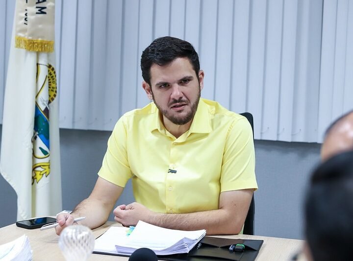Prefeito Renato Junior libera mais de R$ 7,4 milhões para o Proesc e garante mais autonomia e agilidade para pequenos reparos em 515 escolas de Manaus