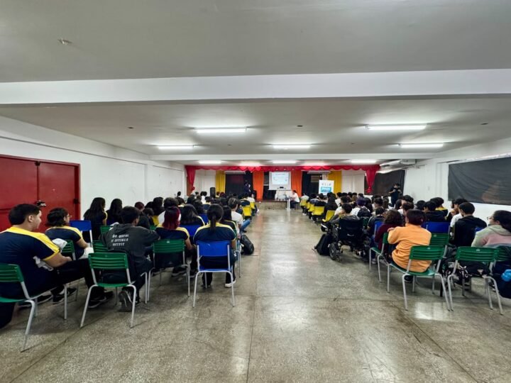 Mais de 100 alunos da zona Norte recebem orientações sobre direitos do consumidor em ação da Prefeitura de Manaus 