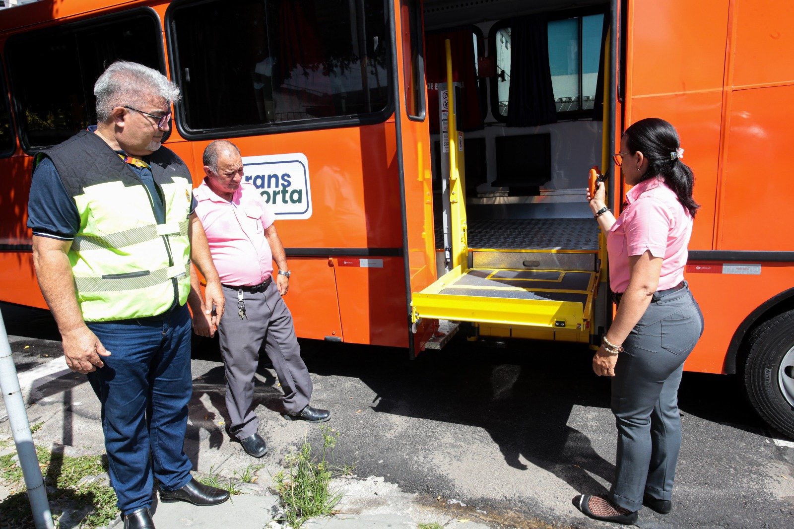 Prefeitura de Manaus e TRE-AM garantem transporte gratuito para eleitores com deficiência no domingo de eleição