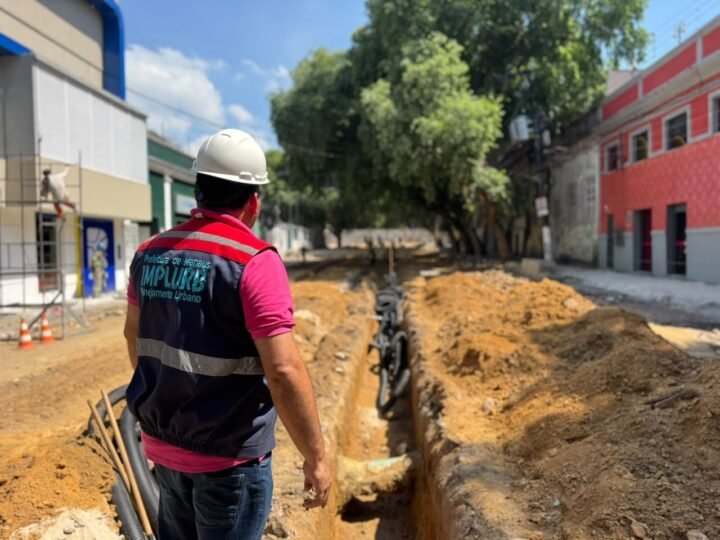 Obra da Prefeitura na Ferreira Pena ganha ritmo com múltiplas frentes de trabalho e avanço na infraestrutura subterrânea
