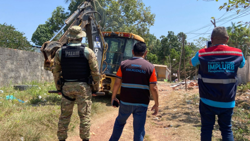 Prefeitura de Manaus remove duas estruturas irregulares e libera área pública no Tarumã