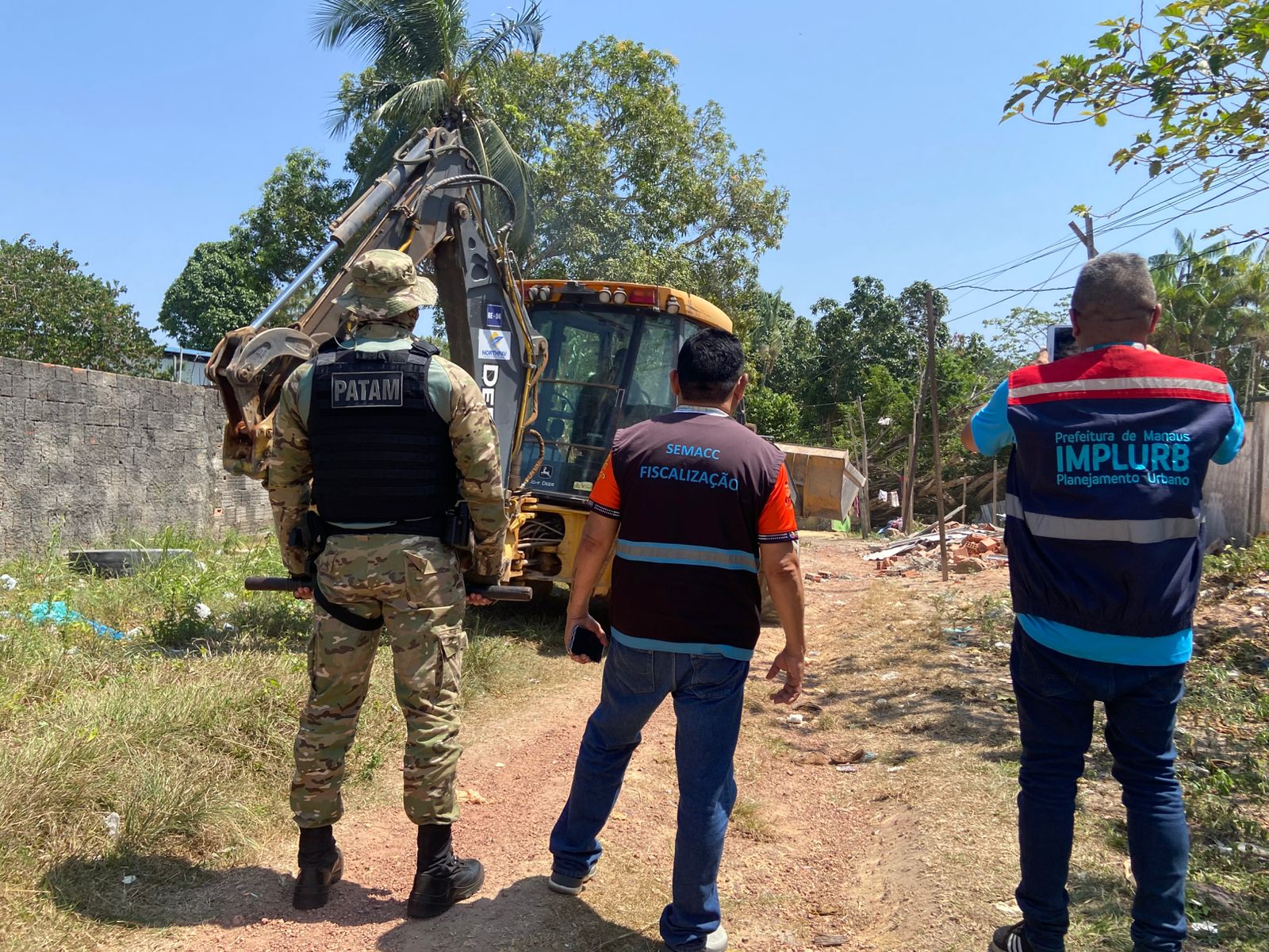 Prefeitura de Manaus remove duas estruturas irregulares e libera área pública no Tarumã