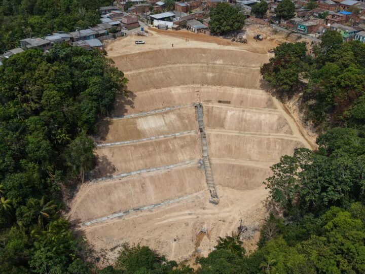 Prefeitura de Manaus avança em obra de contenção de erosão na rua Alumínio, no Tancredo Neves