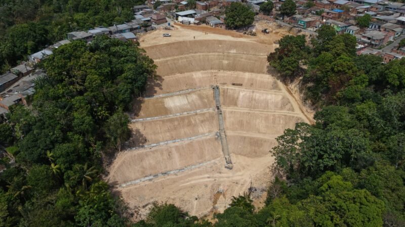 Prefeitura de Manaus avança em obra de contenção de erosão na rua Alumínio, no Tancredo Neves