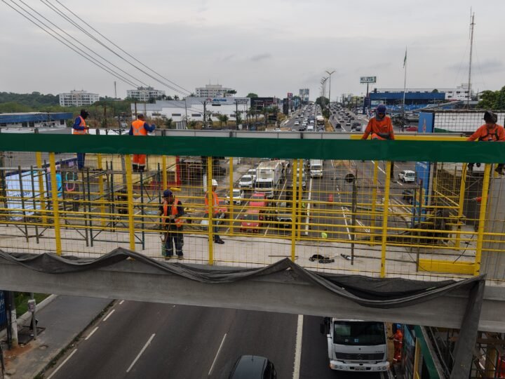 Prefeitura de Manaus avança na reconstrução da passarela Santos Dumont, na avenida Torquato Tapajós