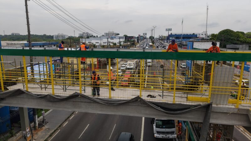 Prefeitura de Manaus avança na reconstrução da passarela Santos Dumont, na avenida Torquato Tapajós