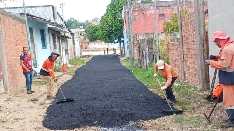 Prefeitura de Manaus leva asfalto para a travessa Santo Antônio e transforma acesso no bairro Tarumã