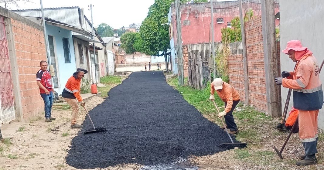 Prefeitura de Manaus leva asfalto para a travessa Santo Antônio e transforma acesso no bairro Tarumã