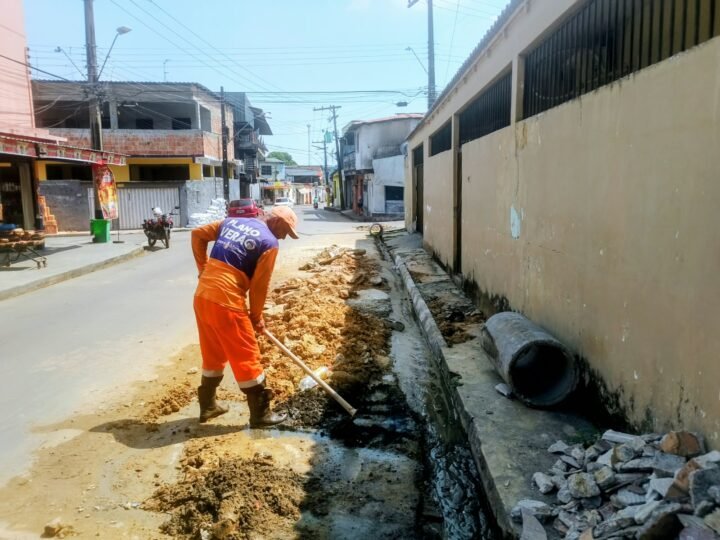 Prefeitura de Manaus recupera rede de drenagem na rua Iguatu, no bairro Redenção