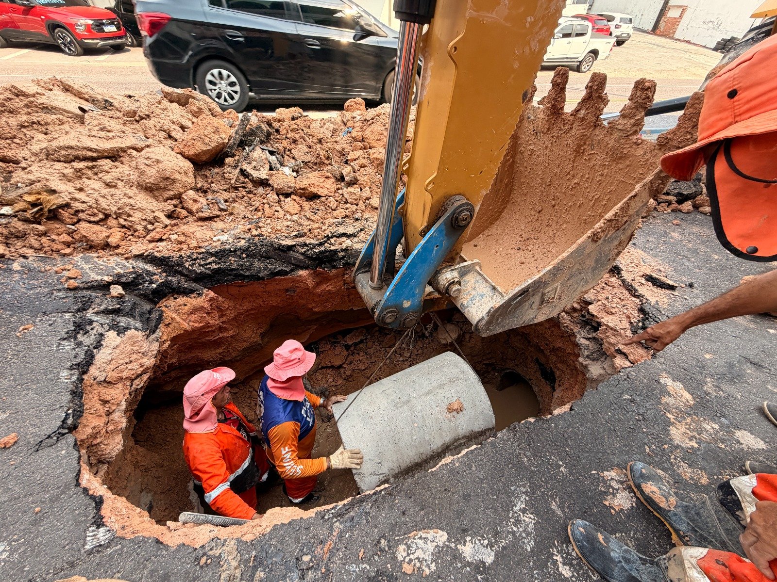 Prefeitura de Manaus recupera drenagem na avenida Tefé após encontrar lixo e objetos descartados irregularmente na tubulação