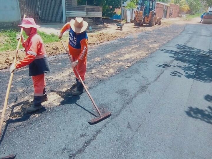 Prefeitura de Manaus leva asfalto pela primeira vez à rua das Estrelas, no bairro Tarumã-Açu