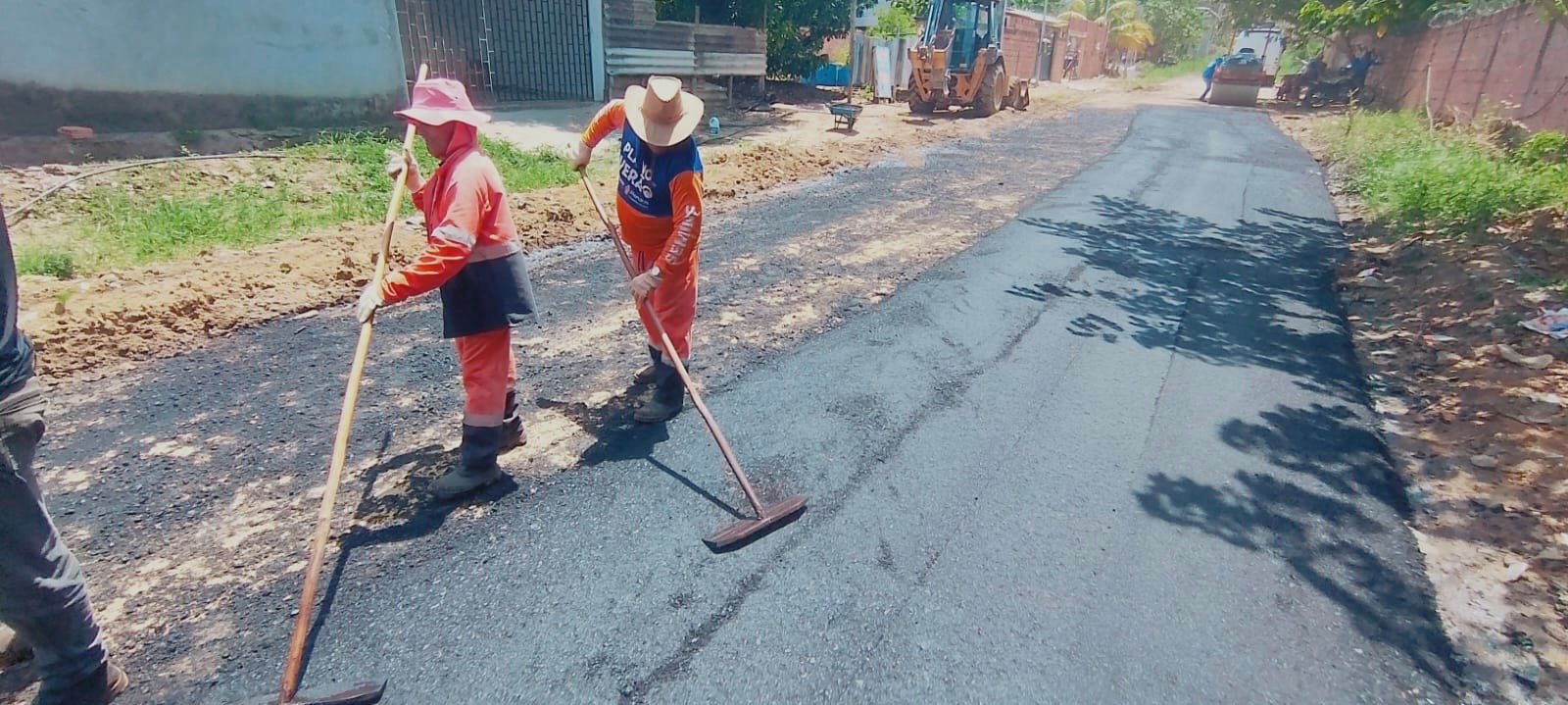 Prefeitura de Manaus leva asfalto pela primeira vez à rua das Estrelas, no bairro Tarumã-Açu