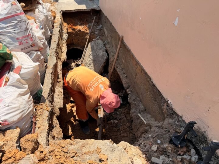 Prefeitura de Manaus recupera rede de drenagem na rua Ademar de Barros, no bairro Flores