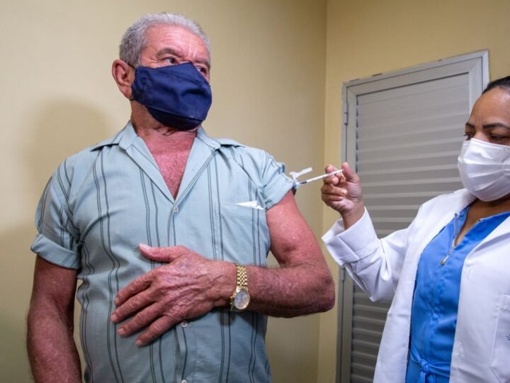 Prefeitura de Manaus amplia oferta da vacinação contra pneumonia para idosos a partir de 85 anos