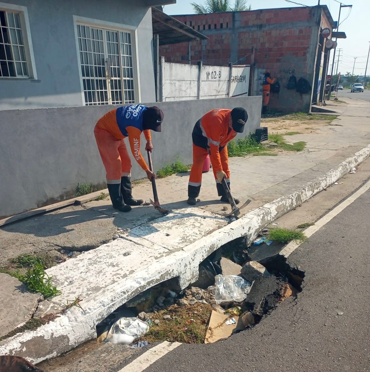 Prefeitura de Manaus recupera drenagem e pavimento afetados por descarte irregular de lixo no bairro Novo Aleixo