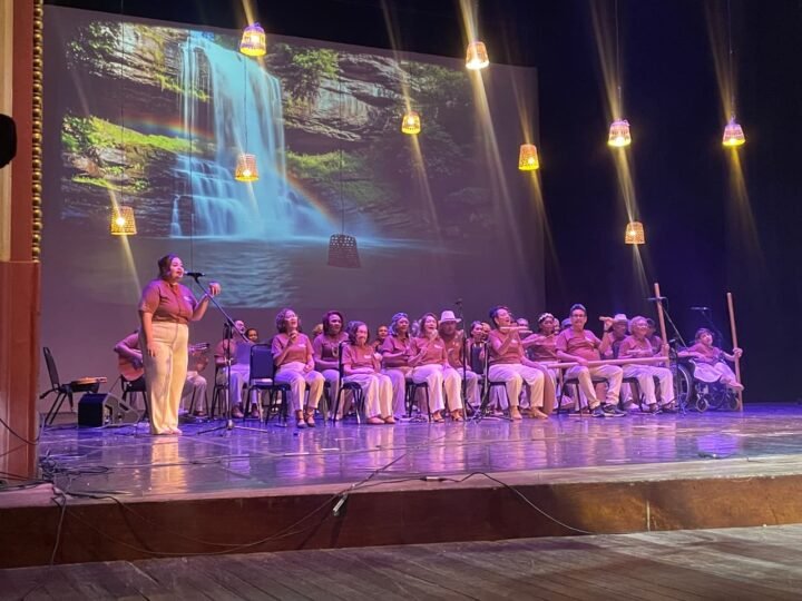 Aposentadas e pensionistas da Manausprev levam musicoterapia ao palco do Teatro Amazonas em mostra cultural